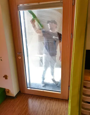 Eine Glastüre wird geputzt